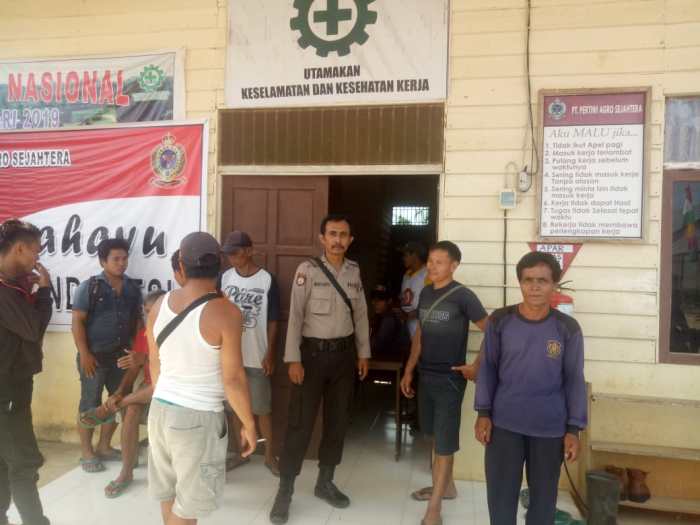 Indonesia pegawai gaji pasan suara rentenir dikejar cerita melakukan marison aksi Gaji pt pas